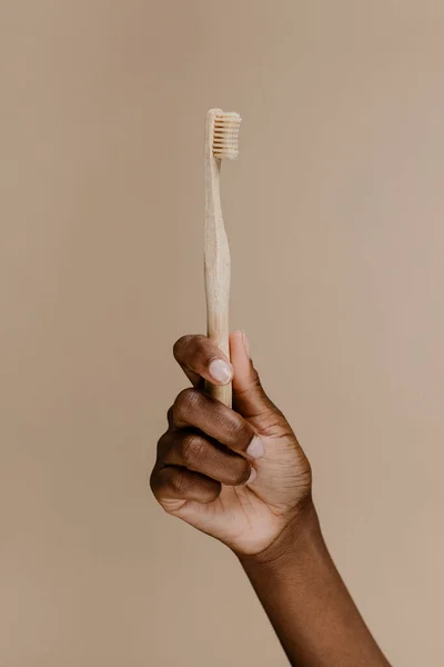 Mano Negra Sosteniendo Cepillo Dientes Madera — Foto de Stock