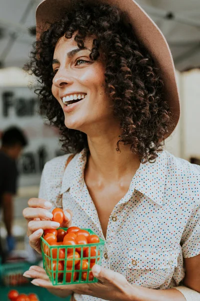 Schöne Frau Kauft Tomaten Auf Einem Bauernmarkt — Stockfoto