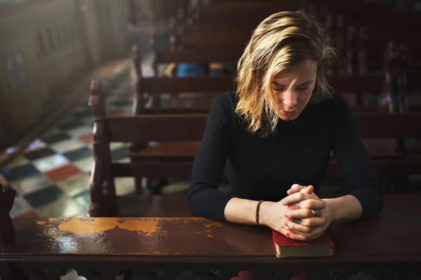 Frau Betet Der Kirche — Stockfoto