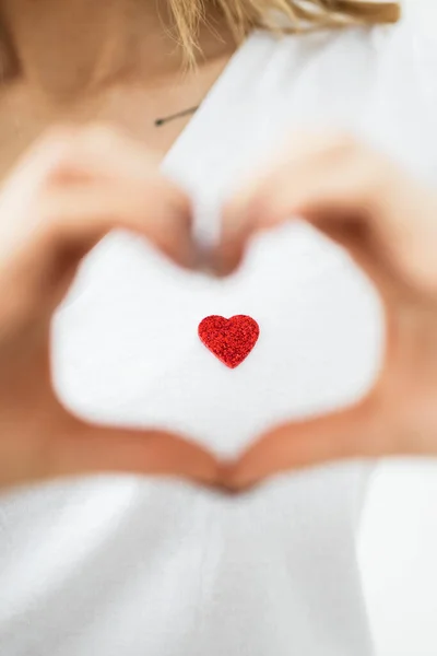 Mujer Formando Corazón Con Sus Manos —  Fotos de Stock