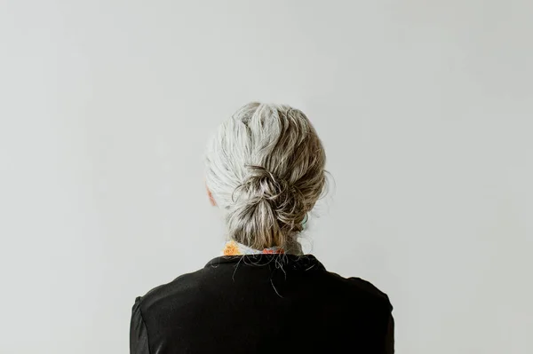 Mujer Mayor Frente Una Pared Gris — Foto de Stock