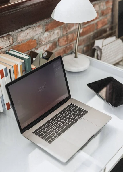 Laptop Egy Tabletta Egy Otthoni Irodában — Stock Fotó