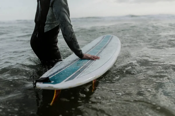 Uomo Spiaggia Con Tavola Surf — Foto Stock