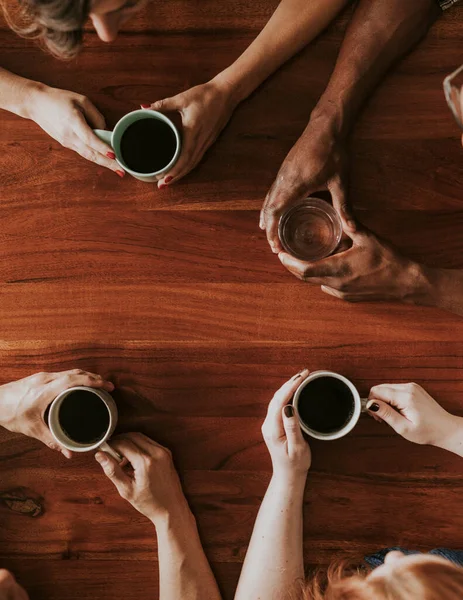 Freunde Trinken Kaffee Und Unterhalten Sich Einem Café — Stockfoto