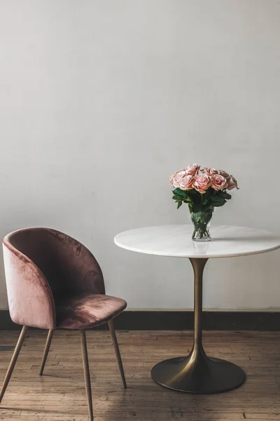 Schöne Rosa Rosen Einer Vase Auf Einem Tisch — Stockfoto