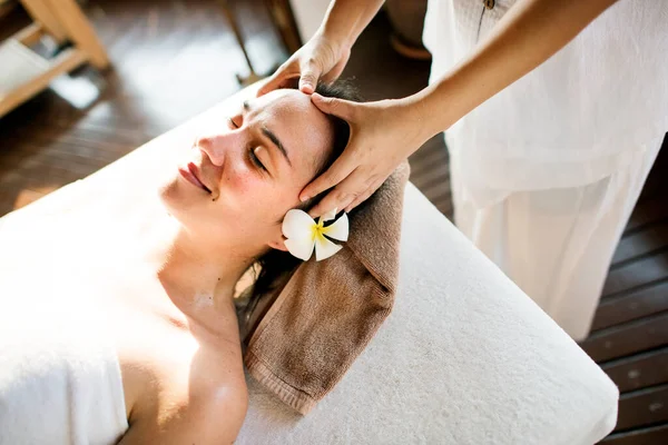 Mulher Relaxante Tratamento Spa — Fotografia de Stock