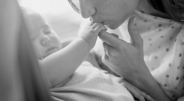 Mère Embrassant Son Bébé — Photo