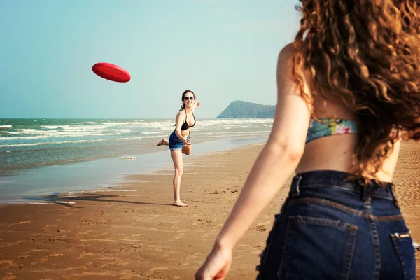 Женщины Играют Фрисби Пляже Стоковая Картинка