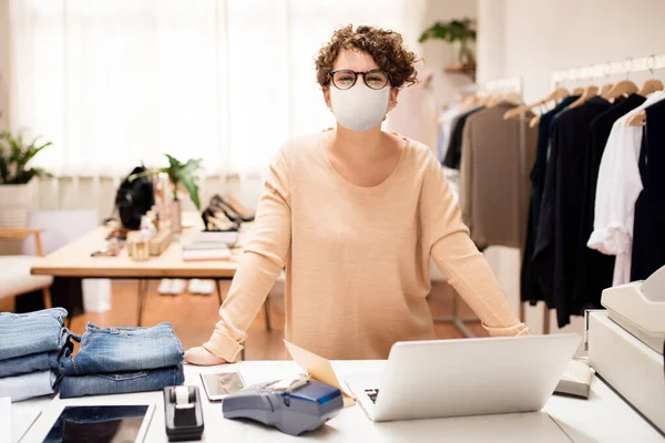 Retail Shop Owner Mask Social Distancing Shopping — Stock Photo, Image