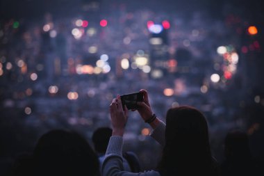 Gece bir şehir manzarası yakalıyorum