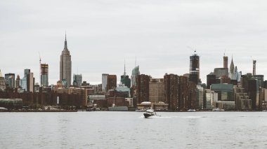 Manhattan, ABD manzaralı Doğu Nehri 'ndeki feribot.