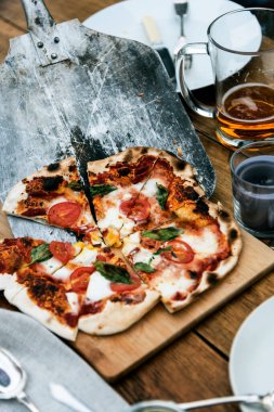 Ev yapımı pizzaya kapalı.