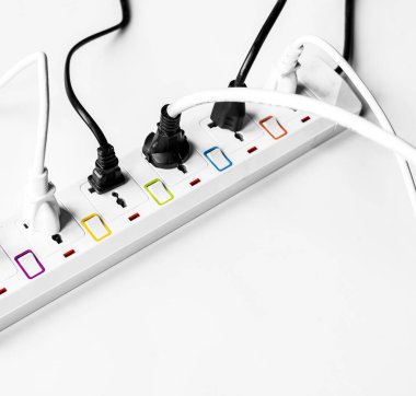 Elektriksel güç kaynağı beyaz üzerine izole