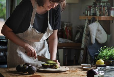 mutfakta yemek hazırlama kadın