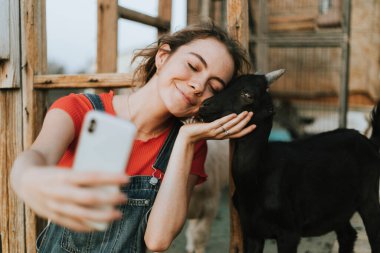 Siyah bebek keçi ile bir selfie alarak mutlu kız