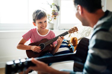 Gitar çalan genç çocuk
