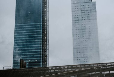 Sisli bir şehirde cephe binaları