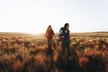 Vahşi doğada birlikte yürüyüş yapan bir çift.