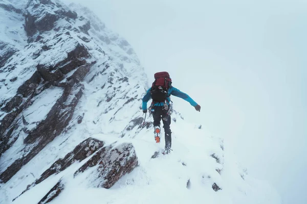 Bergsklättrare Med Isyxa För Att Bestiga Forcan Ridge Glen Shiel — Stockfoto