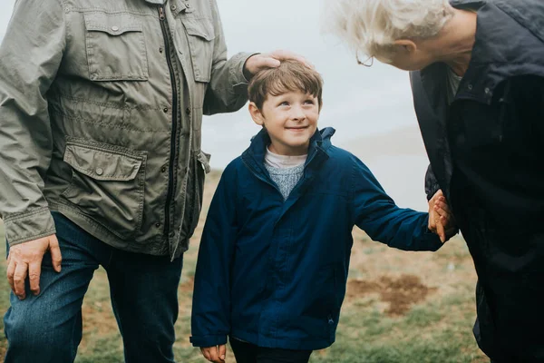 Lycklig Pojke Som Går Vid Stranden Med Sina Morföräldrar — Stockfoto