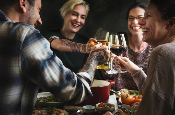 Amigos Disfrutando Una Buena Cena — Foto de Stock