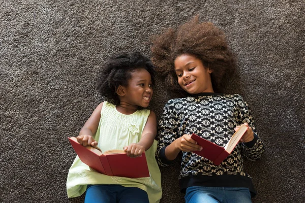 Enfants Africains Lisant Des Livres — Photo