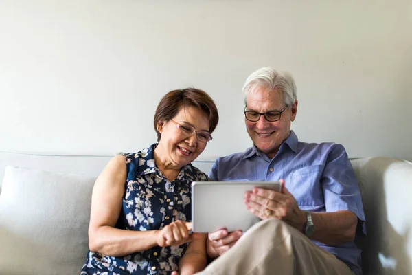 Pareja Mayor Una Sala Estar Usando Dispositivo Digital Juntos — Foto de Stock