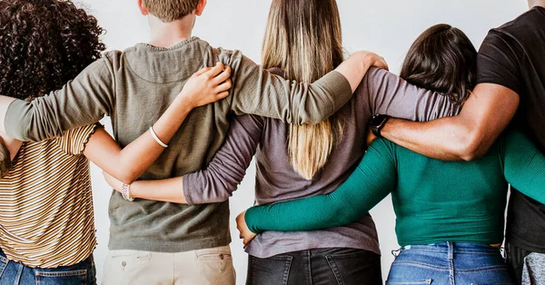 Retrospectiva Personas Diversas Abrazándose Entre —  Fotos de Stock