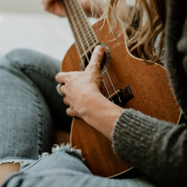 Karantina Sırasında Yatağında Gitar Çalan Bir Kız — Stok fotoğraf