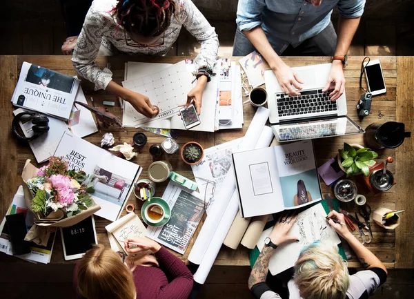 Flatlay Van Collega Die Aan Een Bureau Werken — Stockfoto