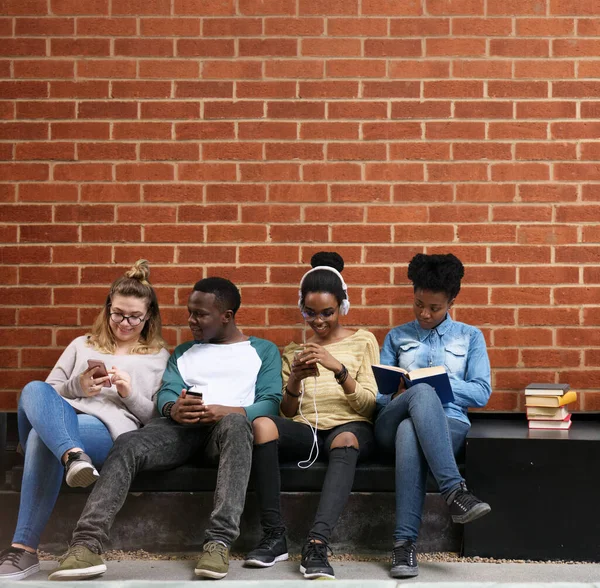 Groep Studenten Die Rondhangen — Stockfoto