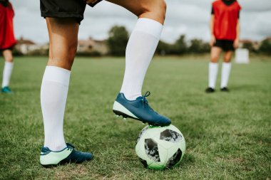 Sahada oynayan genç futbol takımı