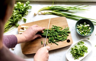 Bıçak kesim taze organik sebze ile el closeup