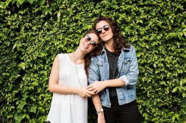 Parktaki lezbiyen çift.