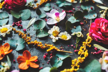 Kırsal dekoratif çiçekler ve yapraklar