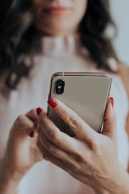 Akıllı telefonuyla oynayan kadın.