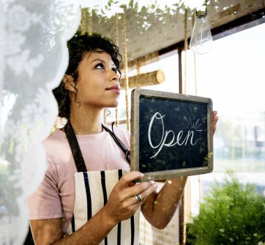 Cam pencere açık işareti asılı kadın