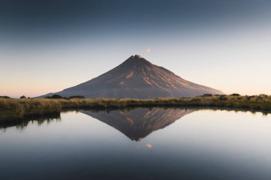 Dalış Gölü ve Taranaki Dağı 'nın güzel manzarası, Yeni Zelanda