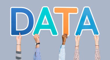 Eller renkli harfleri kaldırarak veri kelimelerini oluşturuyor.