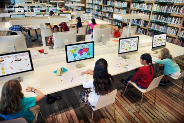 Sınıfta bilgisayar kullanan genç öğrenciler