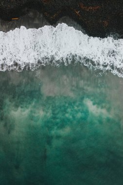 İskoçya 'daki Skye Adası' ndaki Talisker Körfezi 'nin insansız hava aracı görüntüsü.