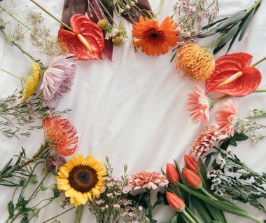 Beyaz arkaplanda taze çiçek yuvarlak çerçeve