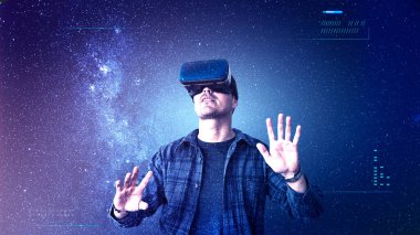 Adam sanal gerçeklikten zevk alıyor.