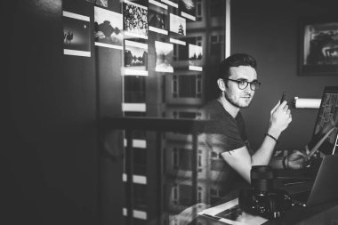 Kışt çalışan beyaz adam.