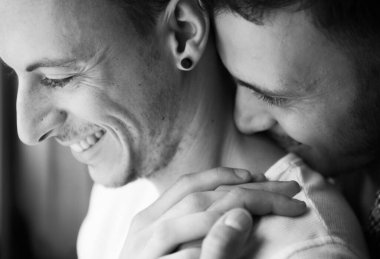 Tatlı eşcinsel erkek çift birbirine yakın.