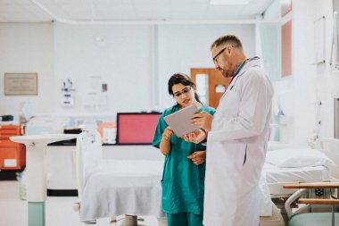 Doktor ve hemşire tıbbi bir durum tartışıyor