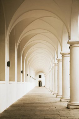 Beyaz sütunlu klasik koridor