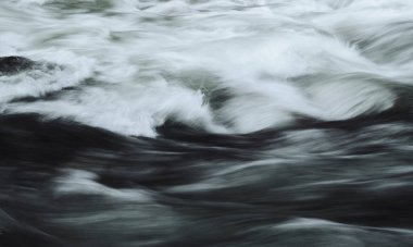 Doğal taze dere akıyor.