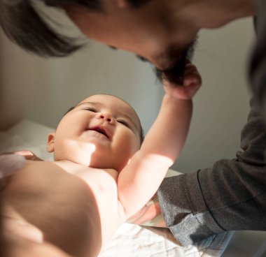 Babası onun alt dikkat çekici.