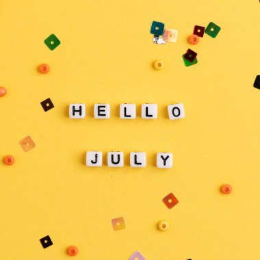 HELLO JULY mesaj tipografisini boncukladı